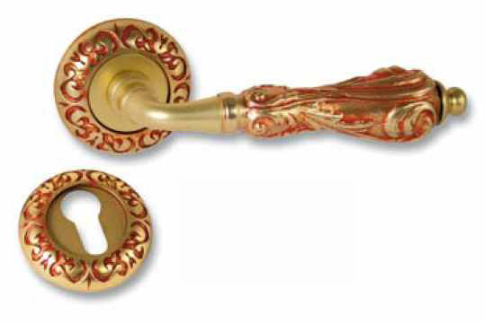Дверная ручка на декорированной розетке